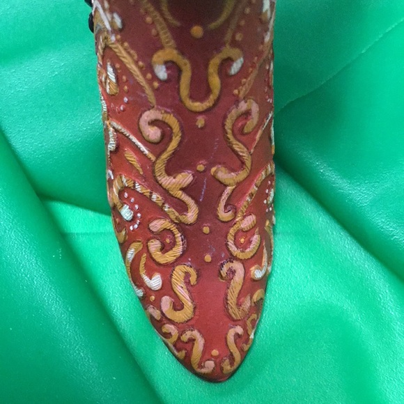 “Lady in Waiting” Heirloom Collectible Ornament Boot - Picture 9 of 15